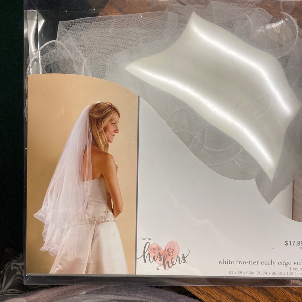 White two-teir curly edge veil brand new